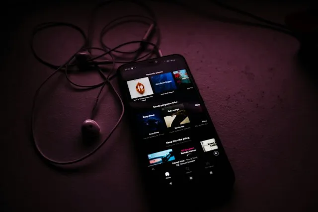手机上的 Spotify 播放列表
